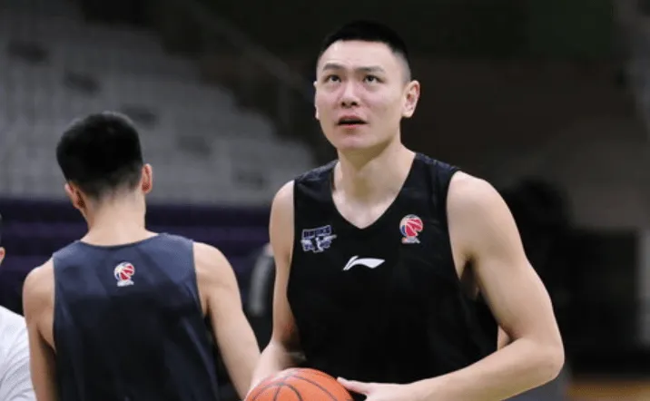 媒体人：球员转型当教练最好还是要有个过渡期，不能转太快