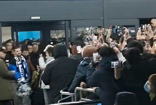 比分直播-不愧足球城！大连球迷零下10度接机斯坦丘：中超最伟大外援！